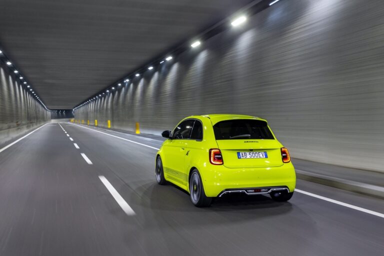 Abarth 500e: le foto ufficiali
