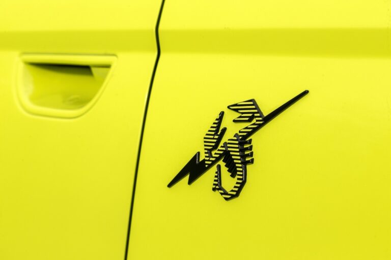 Abarth 500e: le foto ufficiali
