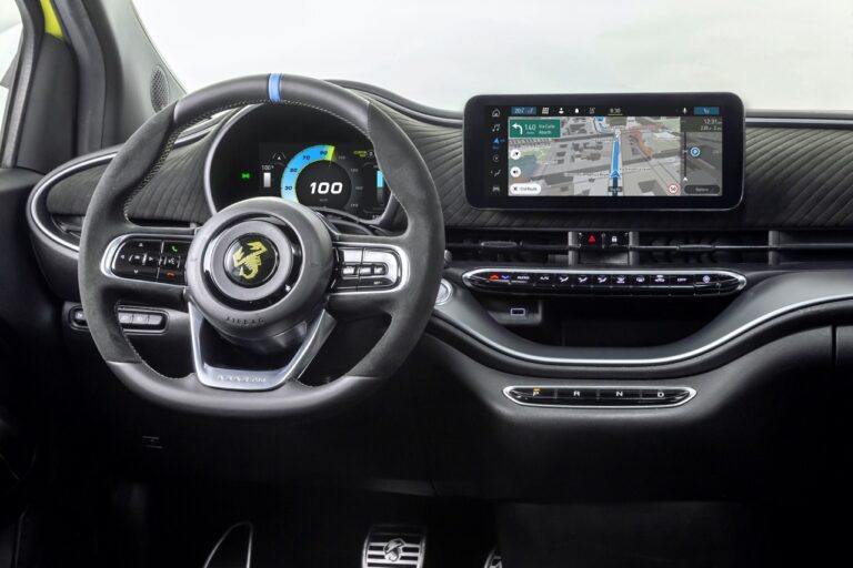 Abarth 500e: le foto ufficiali