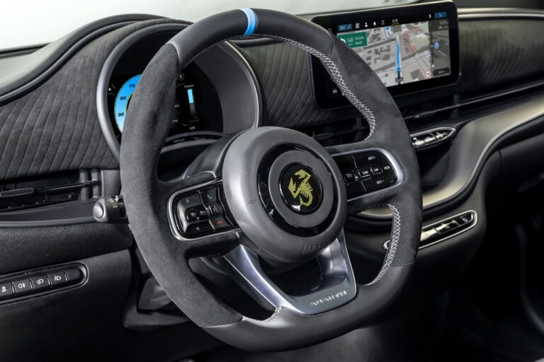 Abarth 500e: le foto ufficiali