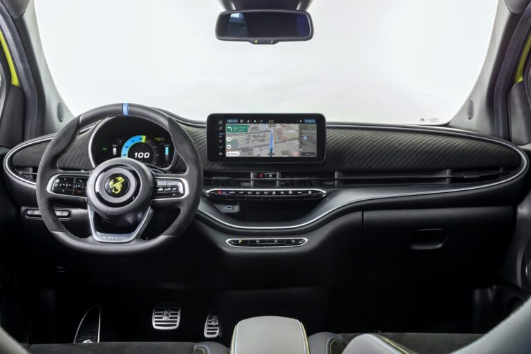 Abarth 500e: le foto ufficiali