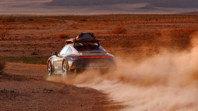 Lamborghini Huracan Sterrato VS Porsche 911 Dakar: le foto