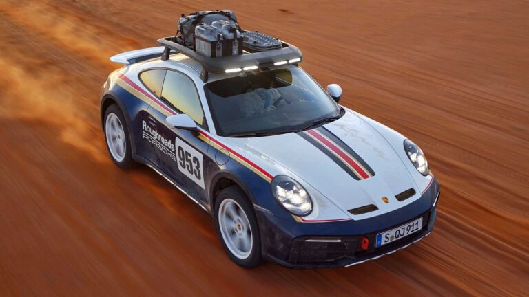 Lamborghini Huracan Sterrato VS Porsche 911 Dakar: le foto