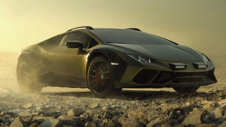 Lamborghini Huracan Sterrato VS Porsche 911 Dakar: le foto