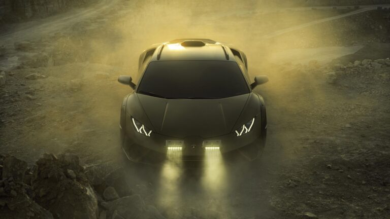 Lamborghini Huracan Sterrato VS Porsche 911 Dakar: le foto