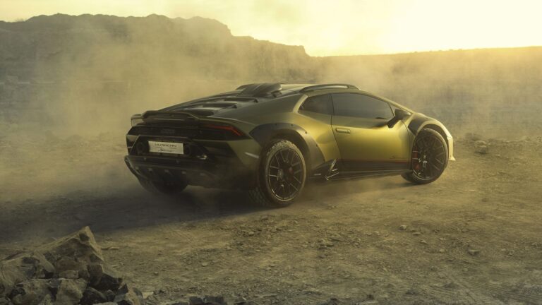 Lamborghini Huracan Sterrato VS Porsche 911 Dakar: le foto