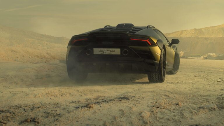 Lamborghini Huracan Sterrato VS Porsche 911 Dakar: le foto