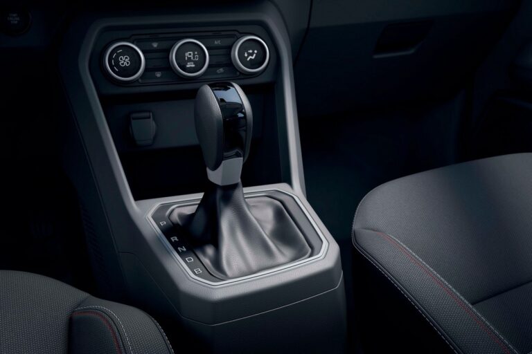 Dacia Jogger Hybrid 140: immagini