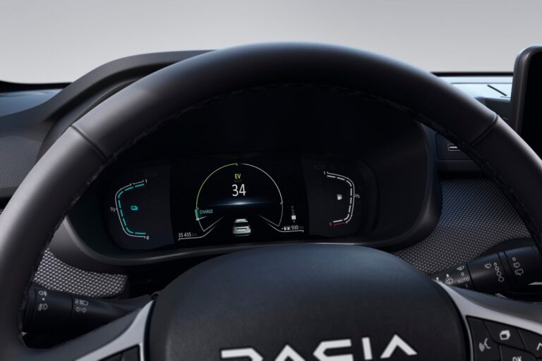 Dacia Jogger Hybrid 140: immagini