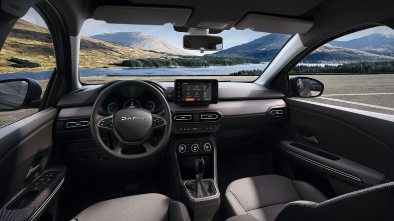 Dacia Jogger Hybrid 140: immagini