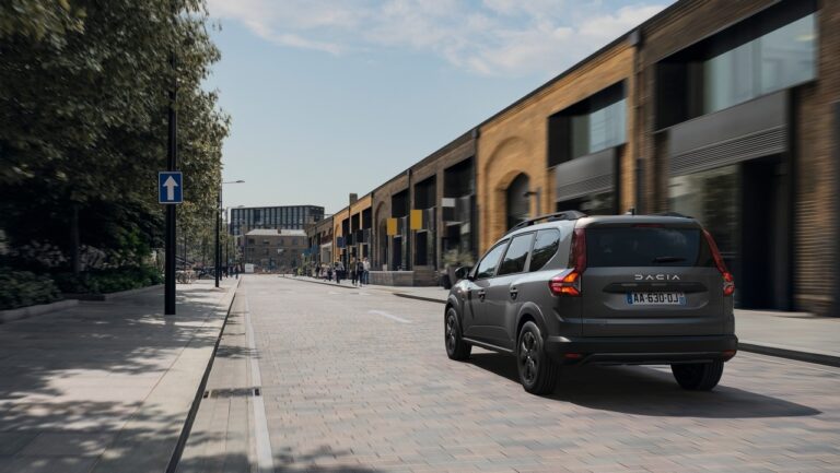 Dacia Jogger Hybrid 140: immagini