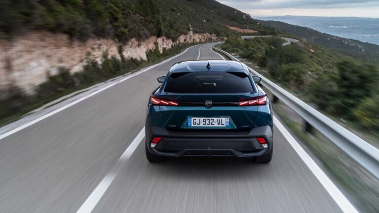 Peugeot 408: immagini del test drive