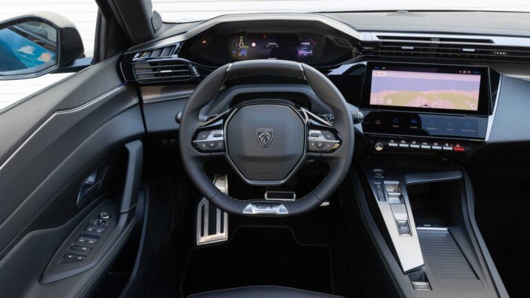 Peugeot 408: immagini del test drive