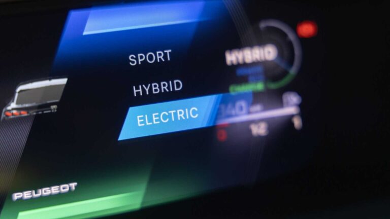 Peugeot 408: immagini del test drive