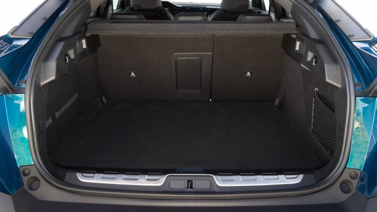 Peugeot 408: immagini del test drive