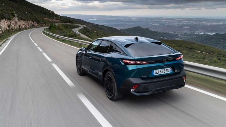 Peugeot 408: immagini del test drive