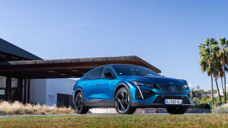 Peugeot 408: immagini del test drive