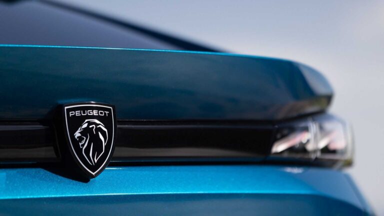 Peugeot 408: immagini del test drive