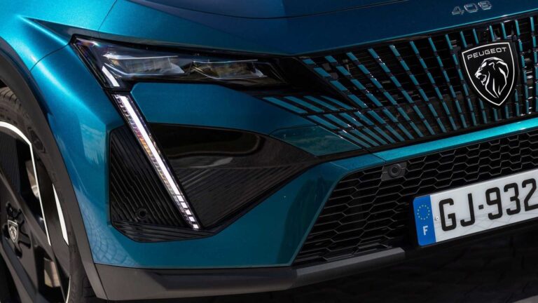 Peugeot 408: immagini del test drive