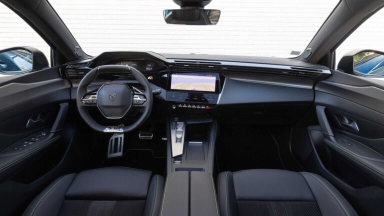 Peugeot 408: immagini del test drive