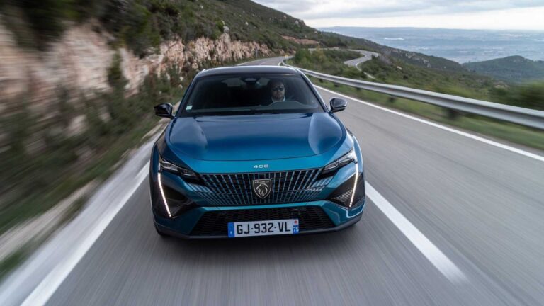 Peugeot 408: immagini del test drive