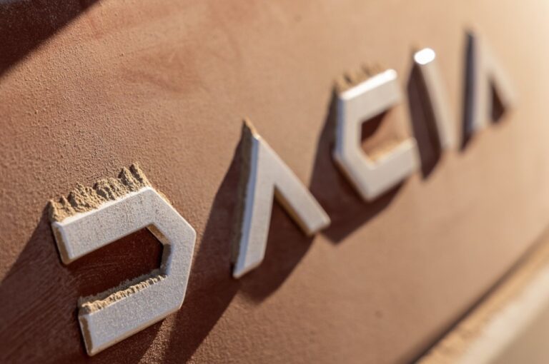 Dacia Duster 2023: immagini ufficiali