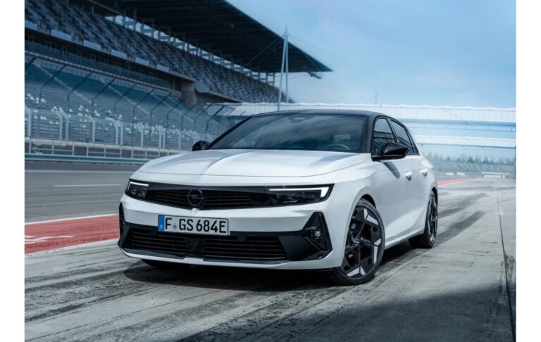 Opel Astra e Grandland GSe: immagini ufficiali