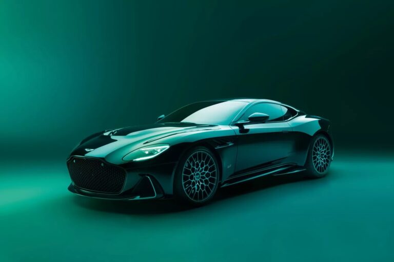 Aston Martin DBS 770 Ultimate VS Ferrari 812 Competizione