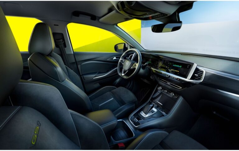 Opel Astra e Grandland GSe: immagini ufficiali