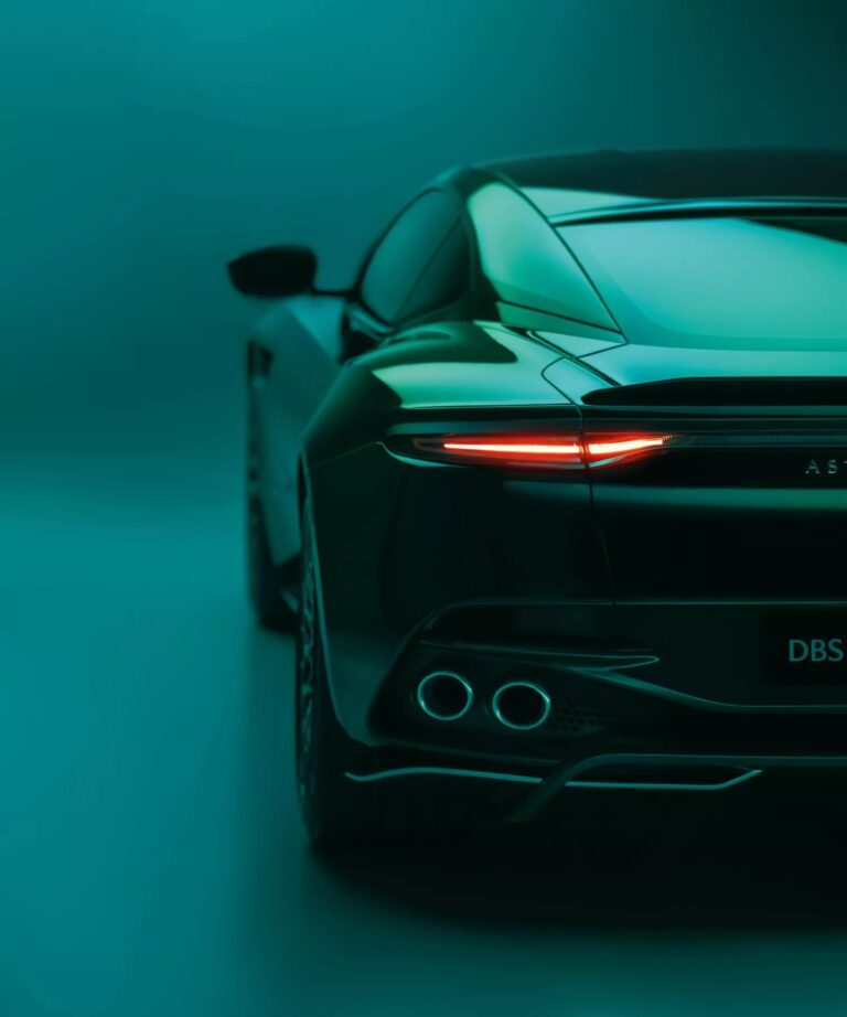Aston Martin DBS 770 Ultimate VS Ferrari 812 Competizione