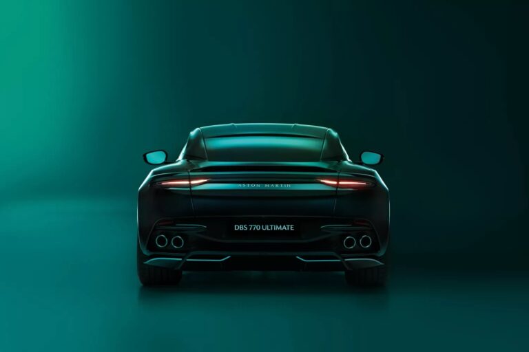 Aston Martin DBS 770 Ultimate VS Ferrari 812 Competizione
