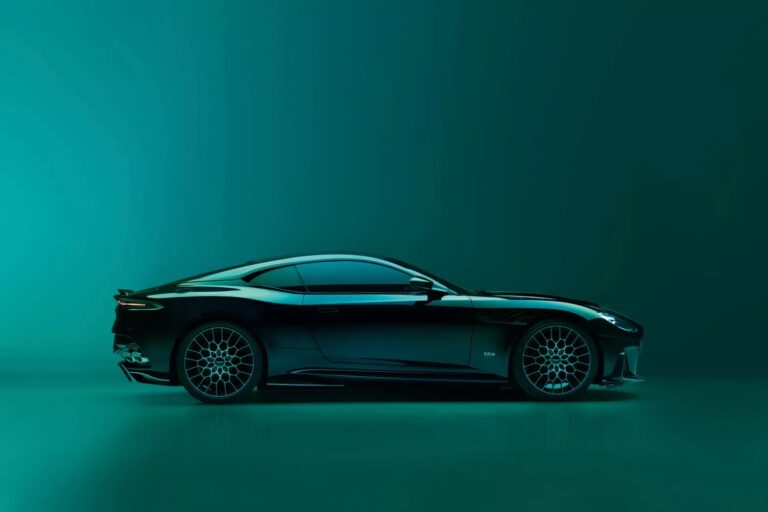 Aston Martin DBS 770 Ultimate VS Ferrari 812 Competizione