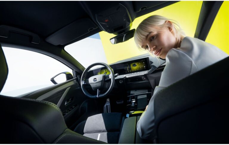 Opel Astra e Grandland GSe: immagini ufficiali