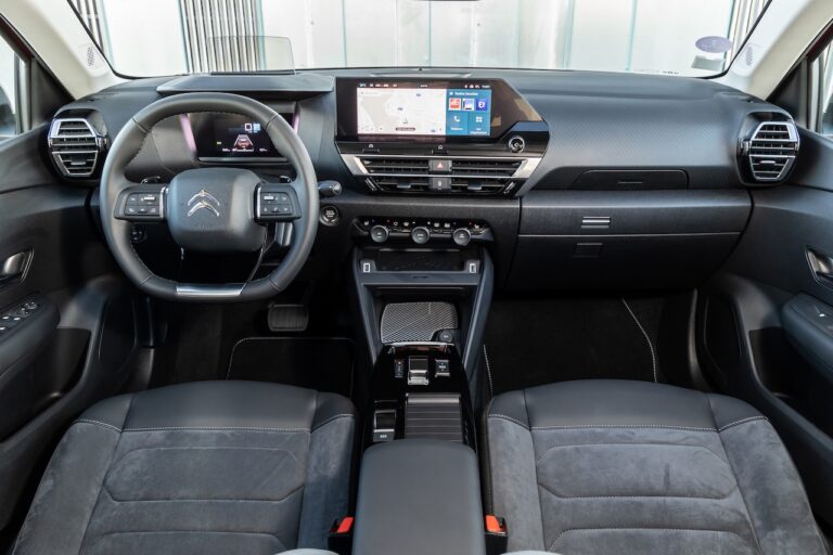 Citroen C4 X: immagini ufficiali