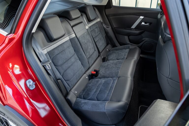 Citroen C4 X: immagini ufficiali