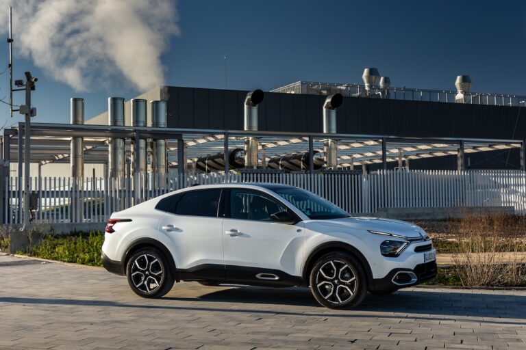 Citroen C4 X: immagini ufficiali