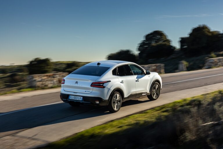 Citroen C4 X: immagini ufficiali