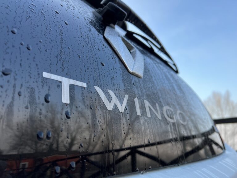 Renault Twingo E-Tech: le immagini