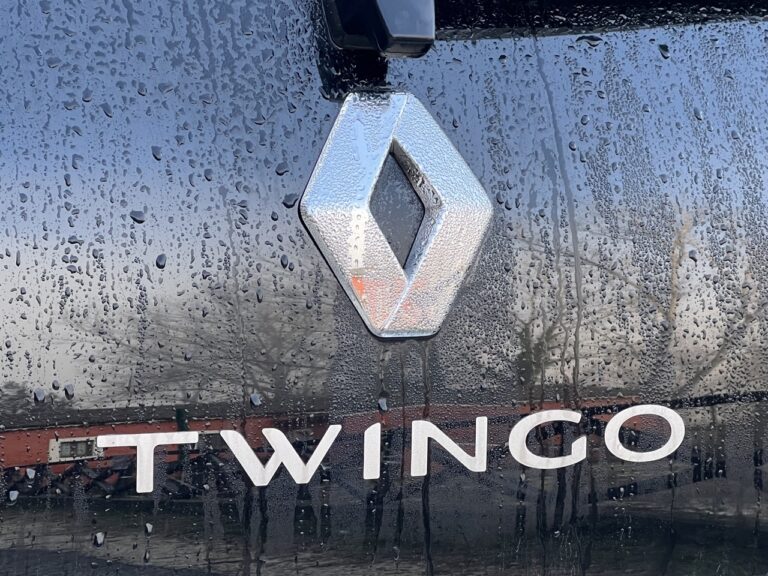 Renault Twingo E-Tech: le immagini