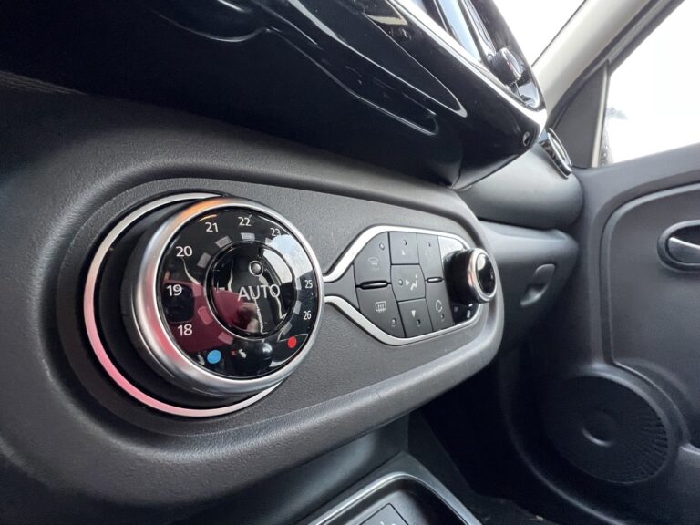 Renault Twingo E-Tech: le immagini