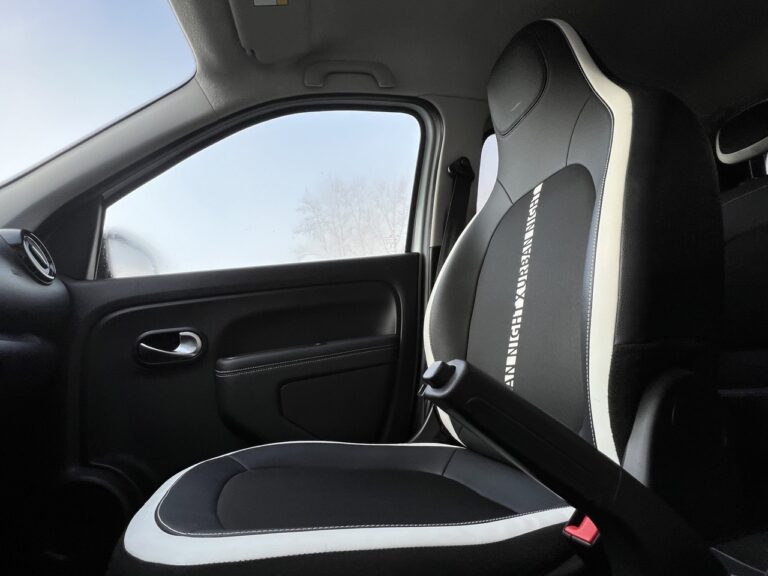 Renault Twingo E-Tech: le immagini