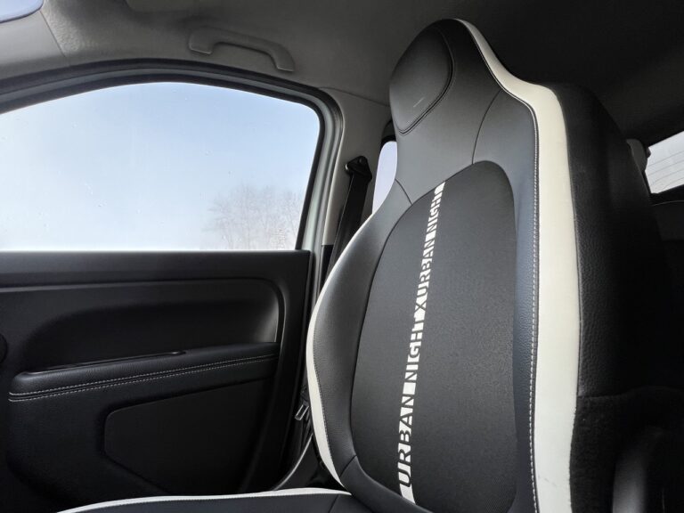 Renault Twingo E-Tech: le immagini