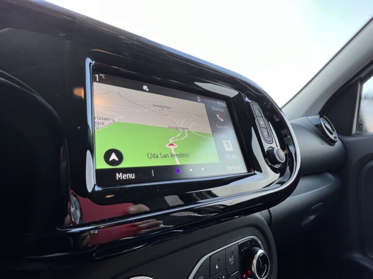 Renault Twingo E-Tech: le immagini