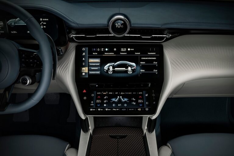 Maserati GranTurismo 2023: gli interni