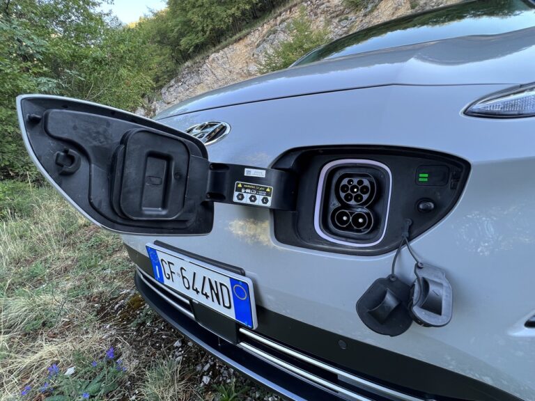 Hyundai Kona EV: le immagini