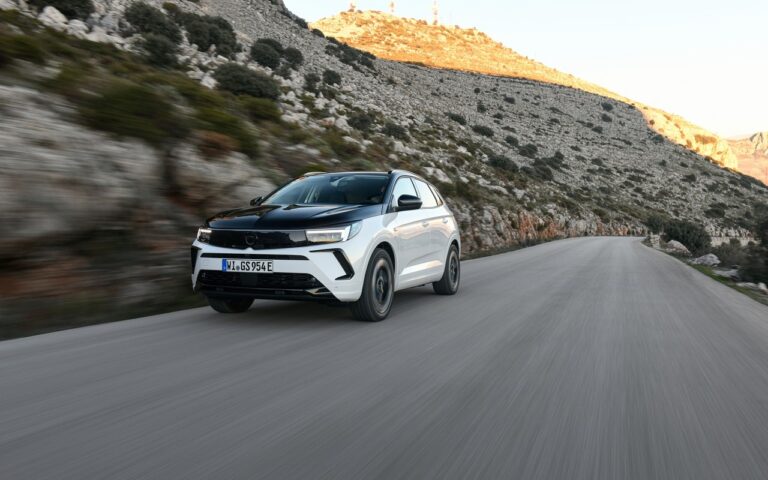 Opel Grandland Gse: immagini ufficiali