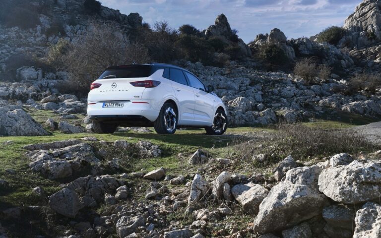 Opel Grandland Gse: immagini ufficiali
