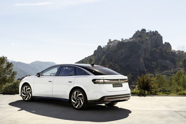 Volkswagen ID.7: immagini ufficiali
