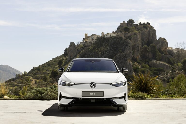 Volkswagen ID.7: immagini ufficiali