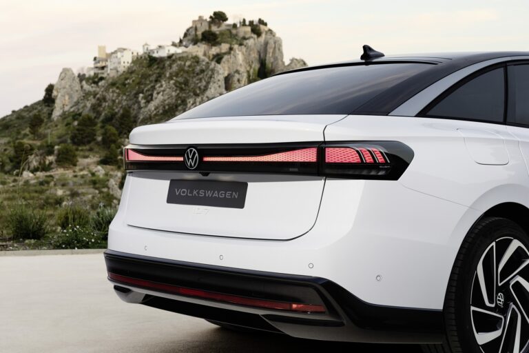 Volkswagen ID.7: immagini ufficiali